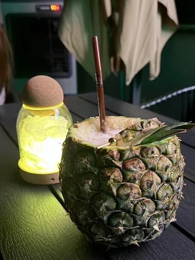 Destination RoofTop Barで提供されるパイナップルを器にしたトロピカルカクテル