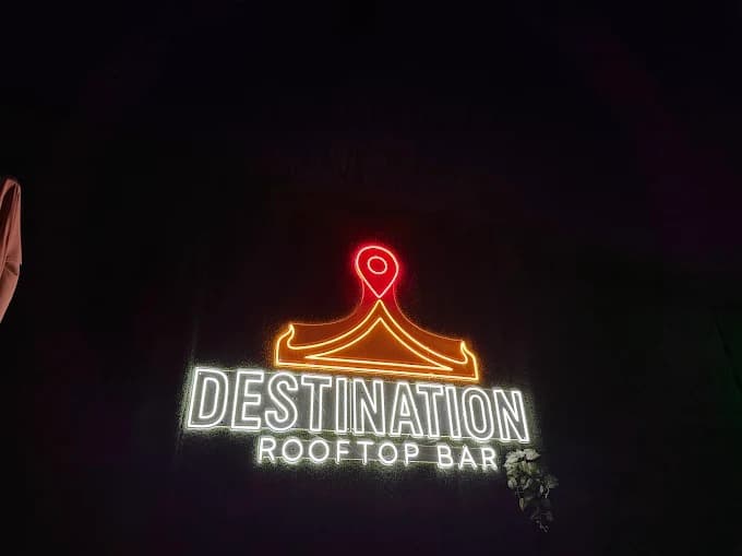 Destination RoofTop Barのネオンロゴ看板