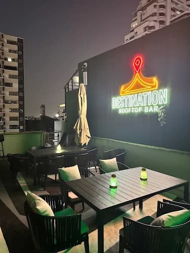 Destination RoofTop Barのネオン看板が見える屋外テラス席