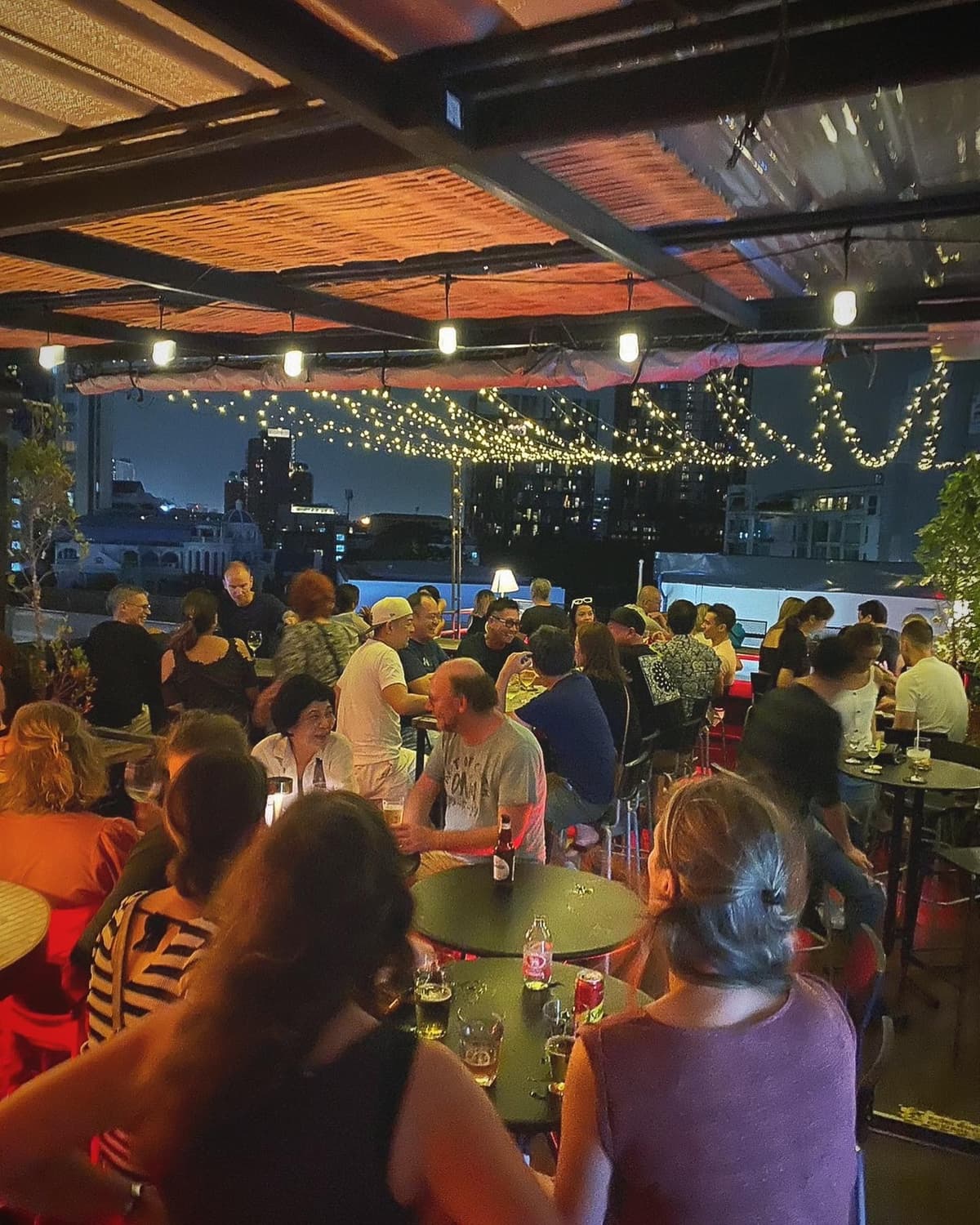 Tt Rooftop Barの夜景と多くの客で賑わうルーフトップ席