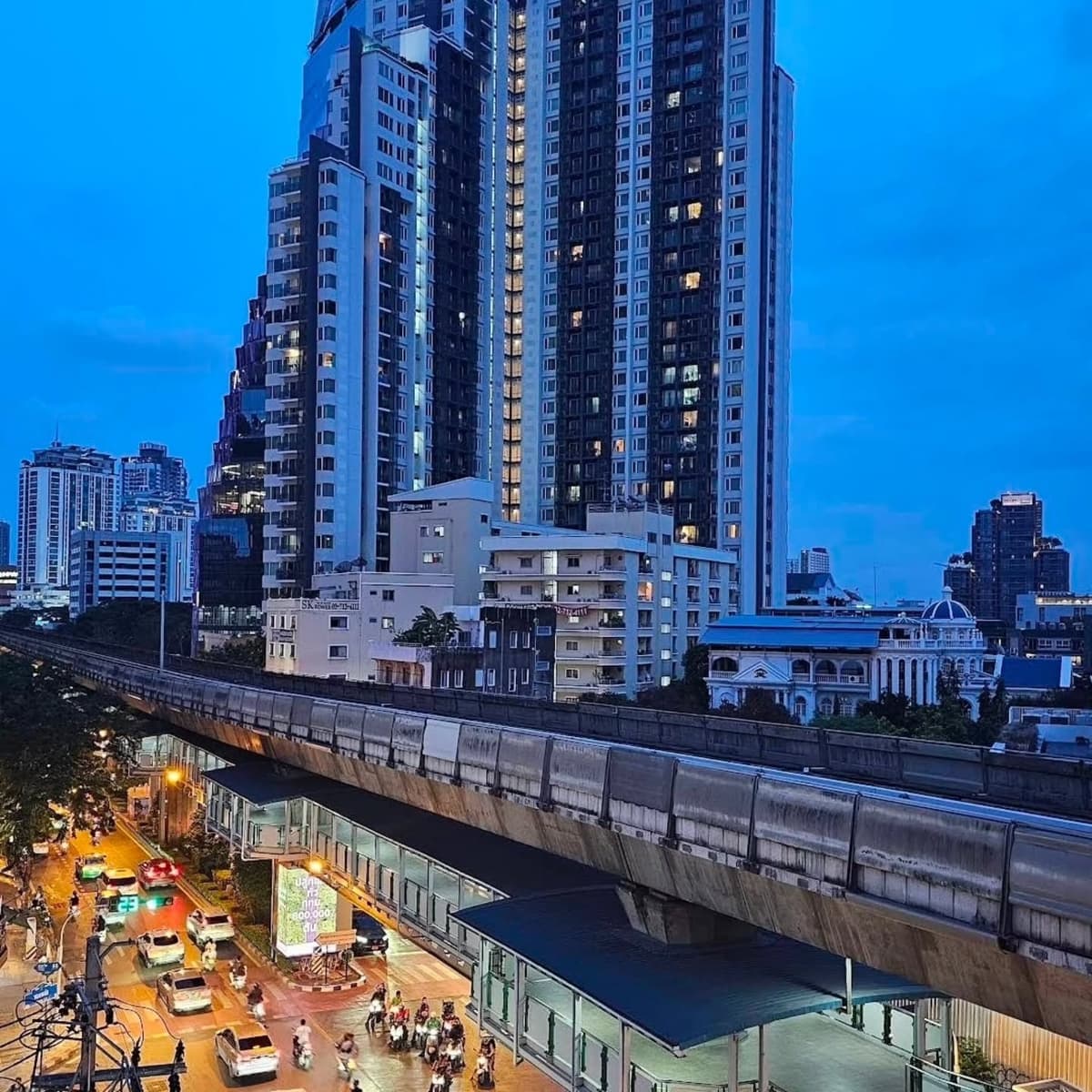 Tt Rooftop Barから望むBTS沿線とバンコクの高層ビル群