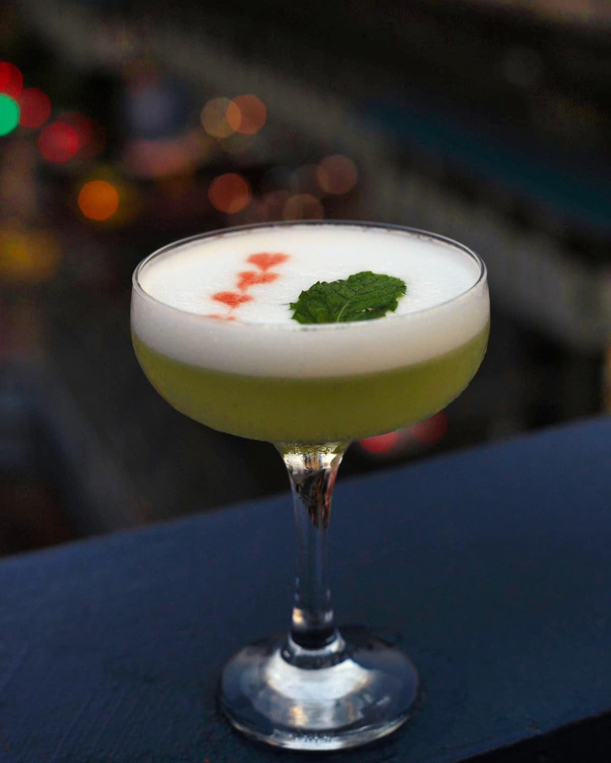 Tt Rooftop Barで提供されるミントを添えたカクテル