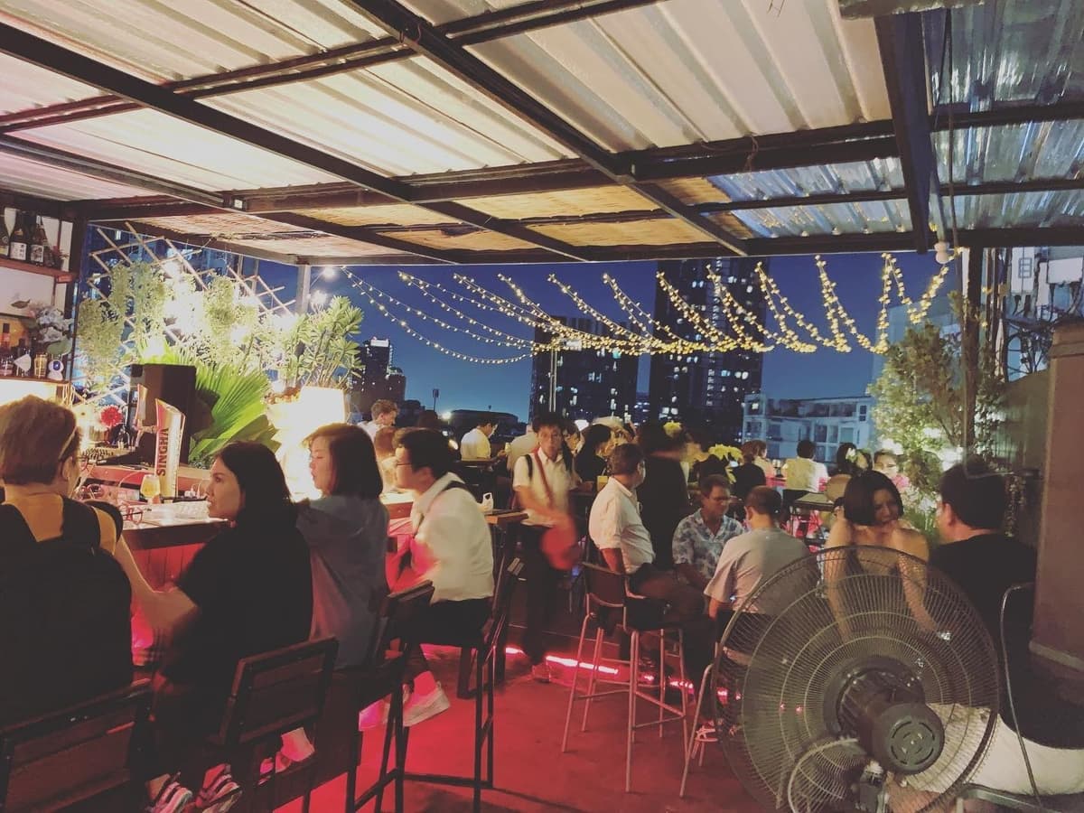 夜のTt Rooftop Barのバーカウンターとルーフトップ席