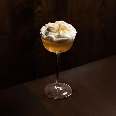 Sanctuary Bangkokのクリームをのせたシグネチャーカクテル