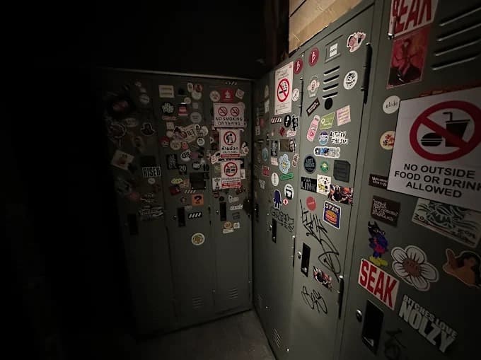 #FindTheLockerRoom店内のステッカーが貼られたロッカー