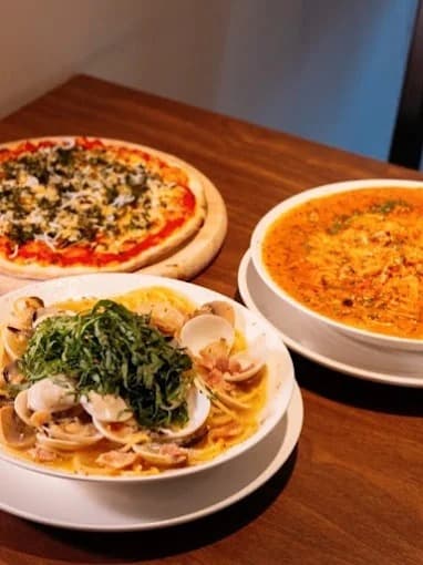 ピザと貝のパスタ、スープパスタが並ぶThonglor Rumbaの料理