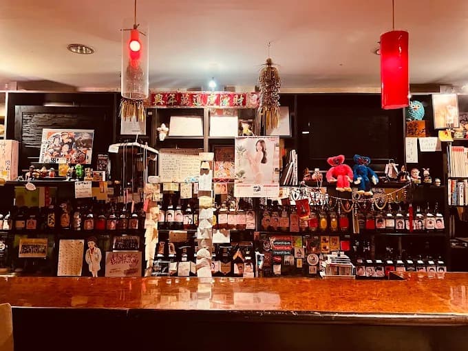 Snack&Bar Chihiro BKKの店内カウンターと豊富なボトルが並ぶバックバー
