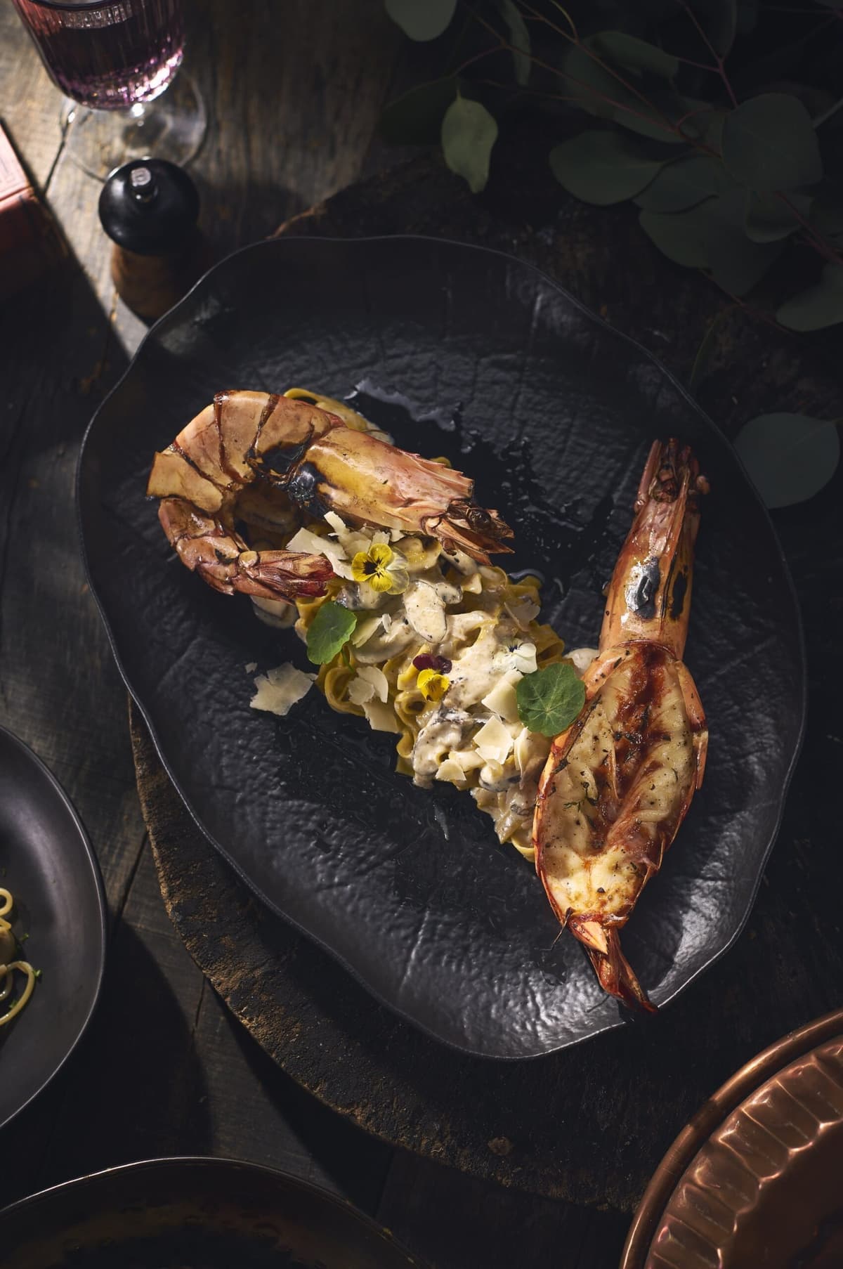 Dreamloft Bangkok Restaurantの海老を添えたクリーミーなパスタ料理