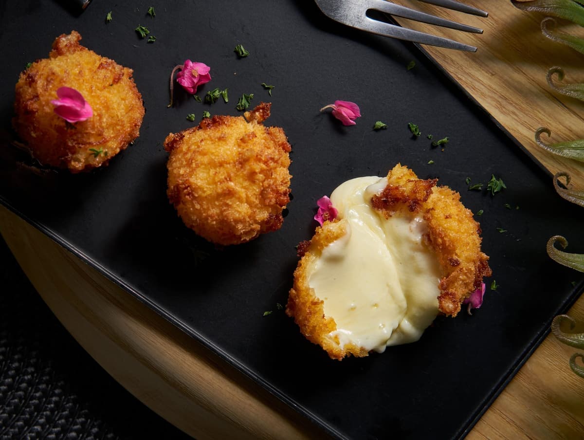 Dreamloft Bangkok Restaurantのチーズがとろける揚げ物料理
