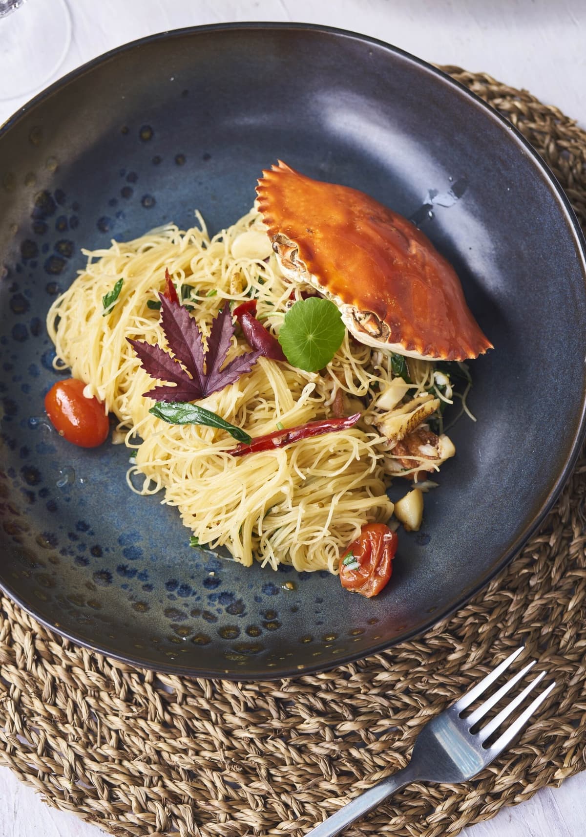 Dreamloft Bangkok Restaurantのカニを添えた細麺のパスタ料理