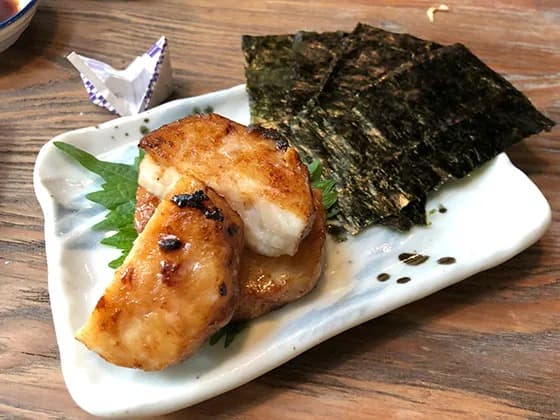 ホタテの磯辺焼きと海苔を盛り付けたYoshibarの一品料理