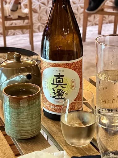 日本酒「真澄」のボトルと酒器が並ぶYoshibarのテーブル