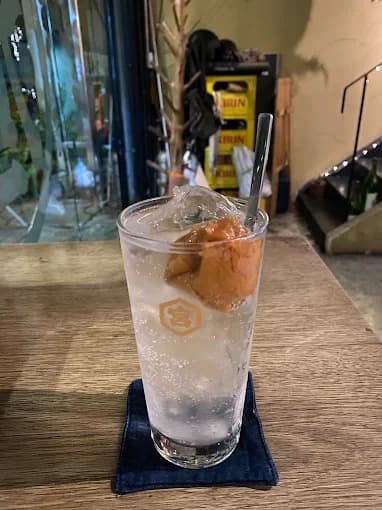 梅の実を添えた炭酸系ドリンクを提供するYoshibar