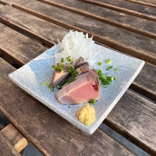 薬味とおろし生姜を添えた魚の刺身