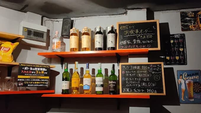 Zola Snack Bar店内のウイスキーや洋酒が並ぶ棚とドリンクメニュー