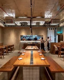 木を基調とした、清潔感と温かみのある「SHIRO SENDO RAMEN」のモダンな店内