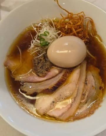 「SHIRO SENDO RAMEN」こだわりの、具だくさんで食欲をそそる特製ラーメン
