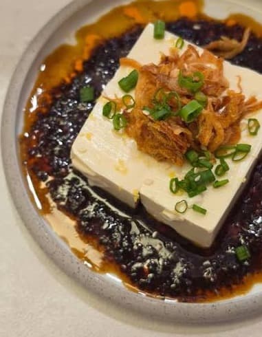 「SHIRO SENDO RAMEN」で味わえる、ピリ辛ソースとトッピングが絶妙な豆腐料理
