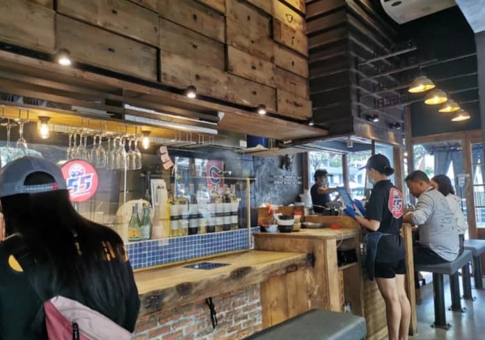 木製のカウンター席には卓上IHヒーターが完備されている「TSUKEMEN GOGO エカマイ」