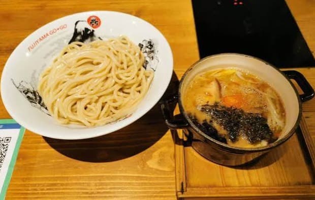 もちもち食感の極太麺と濃厚な豚骨魚介スープが絶妙に絡み合う「TSUKEMEN GOGO エカマイ」の人気メニュー