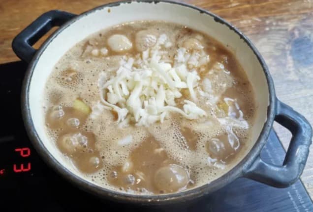 「TSUKEMEN GOGO エカマイ」で人気の〆のチーズ雑炊