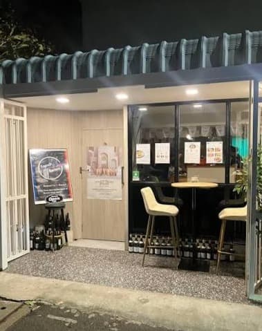 夜はワインボトルが並び、よりバーのような雰囲気が深まる「French Ramen - Ekamai Experimental Bar」のエントランス
