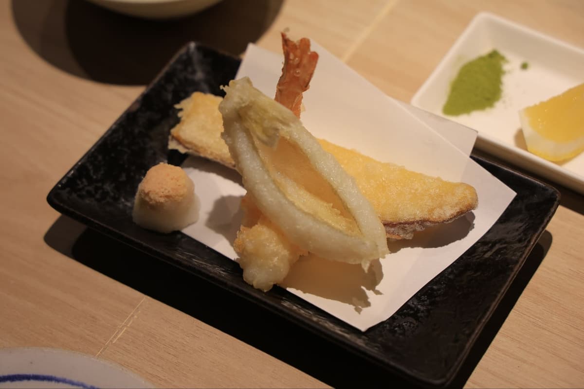 Sushi Sekijiの海老や魚、野菜の天ぷら盛り合わせ