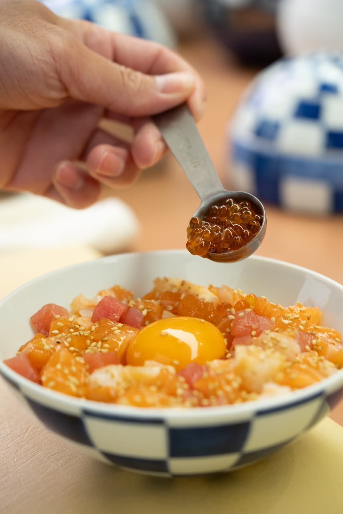 Omakase Don by Teppenの海鮮丼にイクラをのせる様子