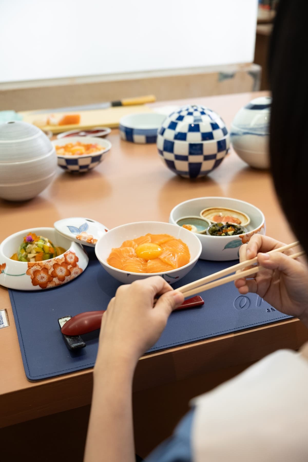 Alt:Omakase Don by Teppenのサーモン丼と小鉢の