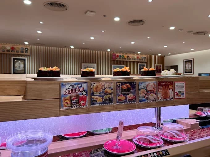 Katsu Midori Sushiの回転レーンに並ぶ軍艦寿司と店内の様子