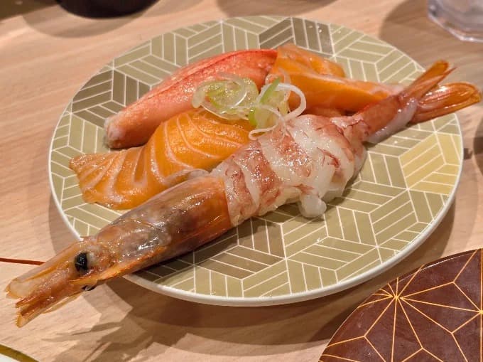 Katsu Midori Sushiのサーモンやエビ、カニを盛り合わせた寿司