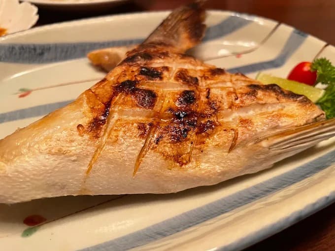 Matoi Sushiで提供される焼き魚料理
