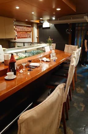 Matoi Sushiの寿司カウンター席が並ぶ店内