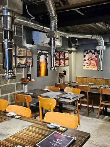 各テーブルに焼肉用ロースターを備えた店内|Nihon No Yakiniku(日本の焼肉)バンコク