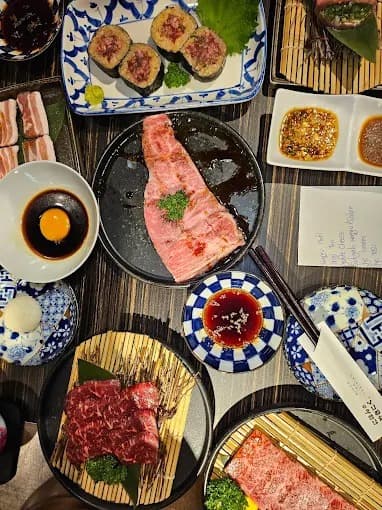牛肉や豚肉など多彩な焼肉メニューが並ぶテーブル|Nihon No Yakiniku(日本の焼肉)バンコク