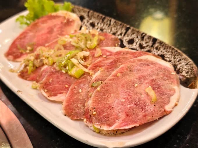 焼肉叙苑タニヤのネギを添えた牛タン