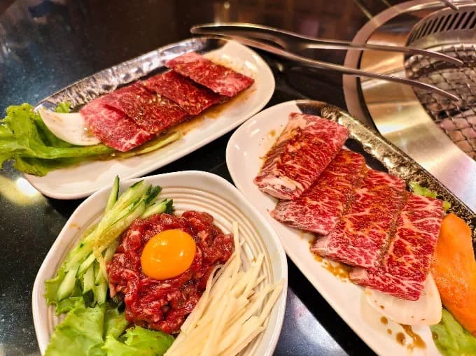 焼肉叙苑タニヤのユッケと霜降り牛肉の盛り合わせ