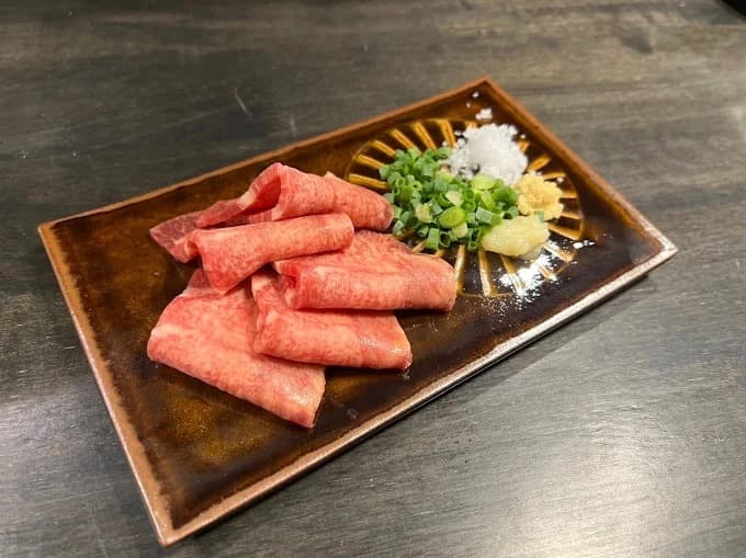 焼肉 お肉とごはん タニヤ店の薄切り牛タンと薬味