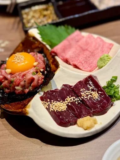 焼肉 お肉とごはん タニヤ店の牛肉とレバーの盛り合わせ