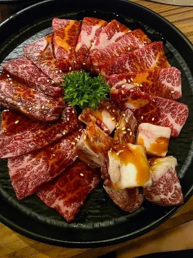 タレに漬けた牛肉の焼肉盛り合わせ|Gyu-Kaku Japanese BBQ