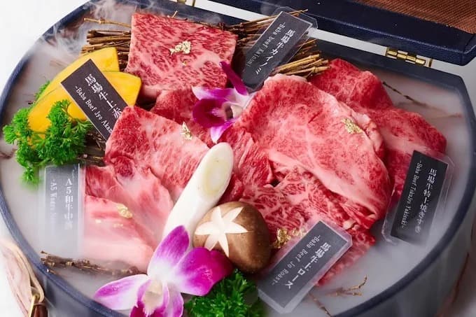 霜降り和牛を盛り合わせたNikusho Thaniyaの焼肉プレート