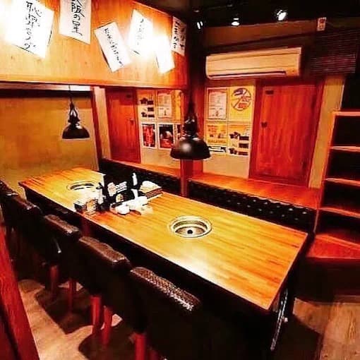 焼肉ロースターを備えたNikusho Thaniyaのテーブル席