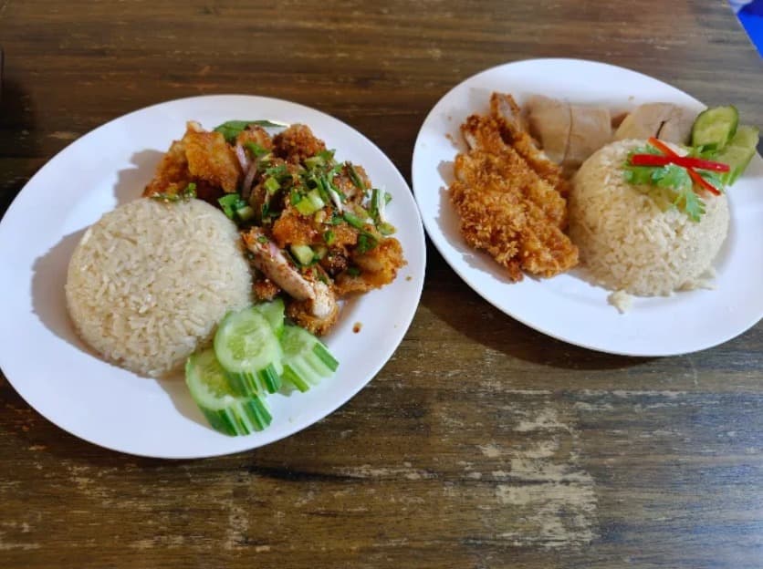 料理:サクッと揚げられたチキンが添えられたข้าวมันไก่สิงคโปร์ by Chef Pung สาขาพร้อมพงษ์のチキンラウス