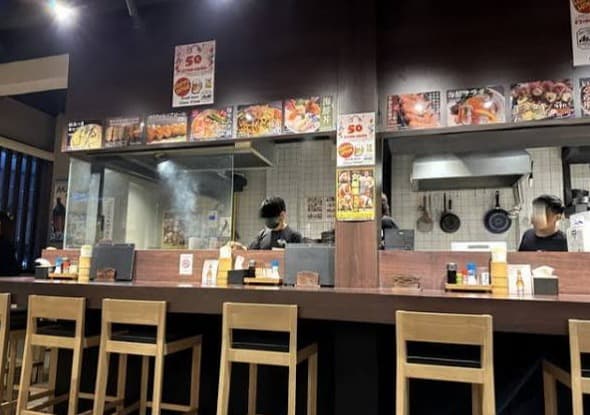 Yakitori Izakaya BanBan Ekkamaiの焼き場が見えるカウンター席