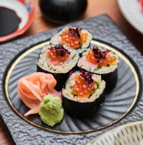 鮮やかなイクラが目を引く、炙り居酒屋 朔 Saku Ekkamai特製の豪華な太巻き
